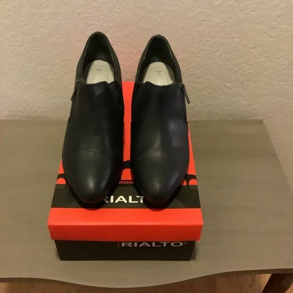 Rialto Brand Navy shootie, low heel, size 7.5 wide - Picture 2 of 6
